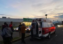 Bomberos Zitácuaro atienden accidente de motocicleta frente a Aurrerá La Mangana