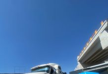 Camión sin frenos impacta maquinaria en obra vial; Bomberos Zitácuaro atienden emergencia