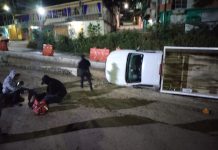 Volcadura de camioneta en Av. Revolución deja dos personas lesionadas; Bomberos Zitácuaro atienden la emergencia